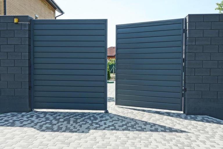 Faut-il installer un portail sur mesure au Luc pour plus de sécurité ?